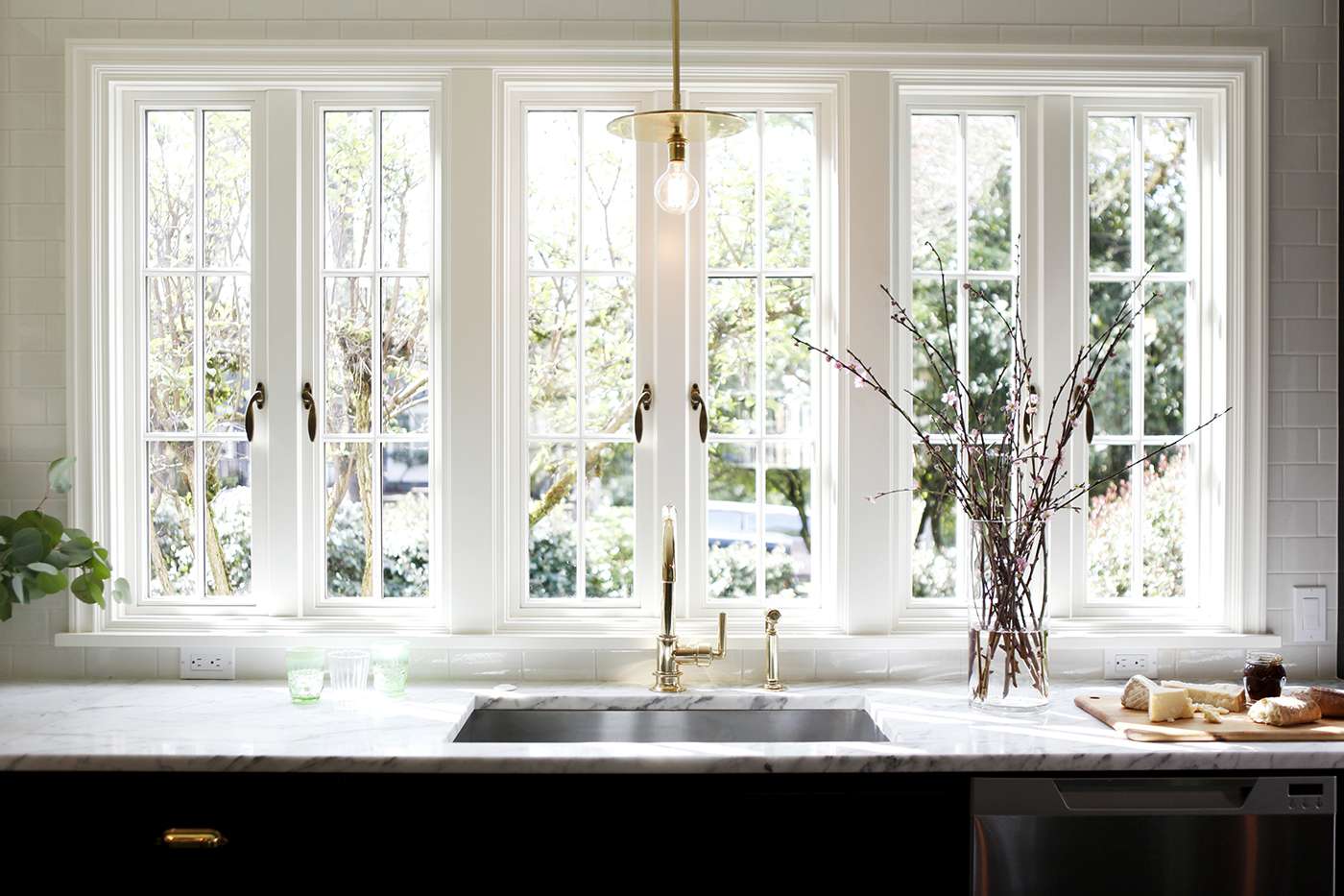 How to Decorate a Kitchen Window